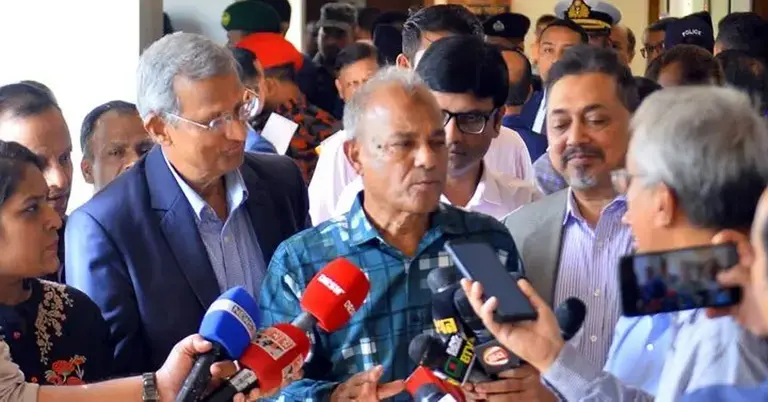 সাংবাদিকদের সঙ্গে কথা বলছেন স্বরাষ্ট্র উপদেষ্টা